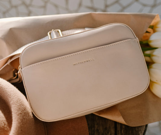 Crossbody and Handbag Hacks: Style Tips for the Savvy Modern Mom